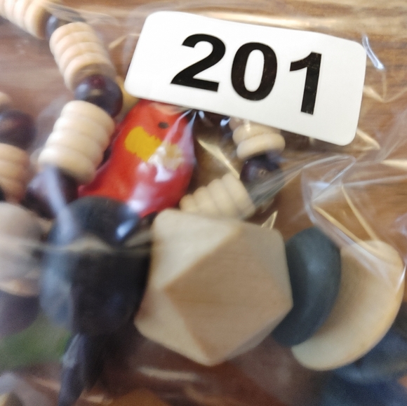 Colorful HANDCARVED Parrot Bird Tropical Wooden Necklace (201) - Picture 7 of 7